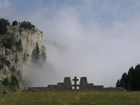 Photo : Le monument au milieu de la brume